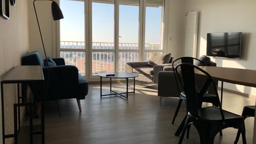 Saint-Vincent Apartment | Une chambre privée bleu dans un appartement partagé