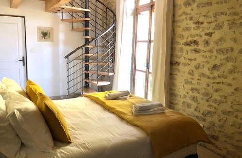 Taulignan House | Une chapelle en soie