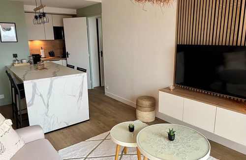 Courseulles-sur-Mer Apartment | Une Escale Chaleureuse!