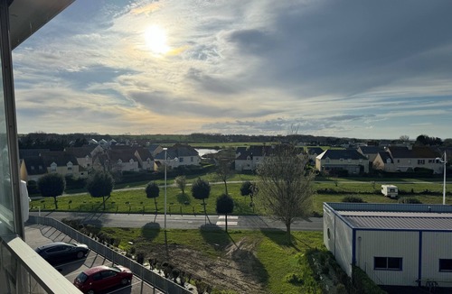 Courseulles-sur-Mer Apartment | Une Escale Chaleureuse!