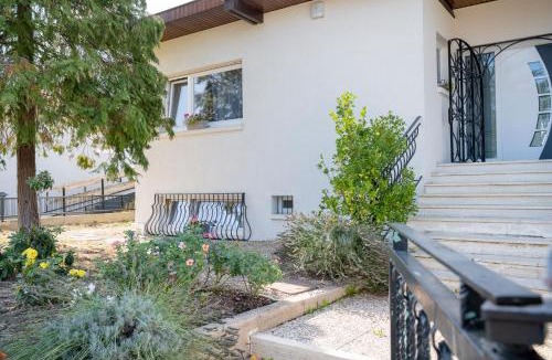 Cheminot Apartment | Une HALTE Quelque PART