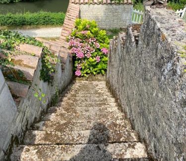 Arcais House | Une maraîchine en bord de conche avec barque sans linge de maison