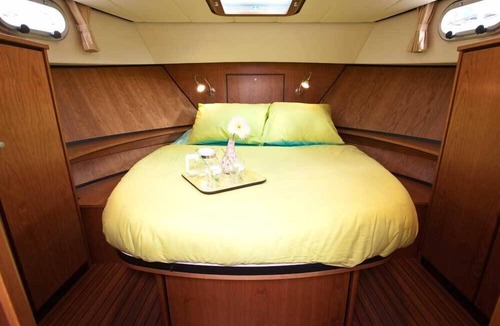 Accolay Boat Rental | Une Nuit à Bord