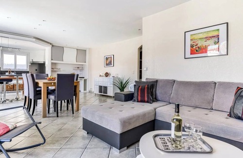 Villemolaque House | UNE PAUSE DANS LE SUD, air-conditioned family home, 98m², private pool, sleeps 5.