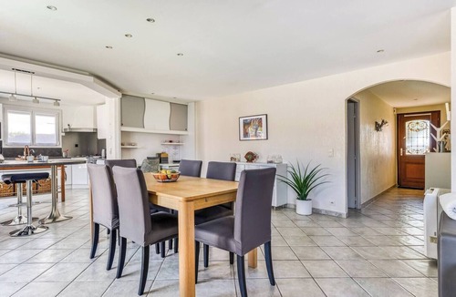 Villemolaque House | UNE PAUSE DANS LE SUD, air-conditioned family home, 98m², private pool, sleeps 5.