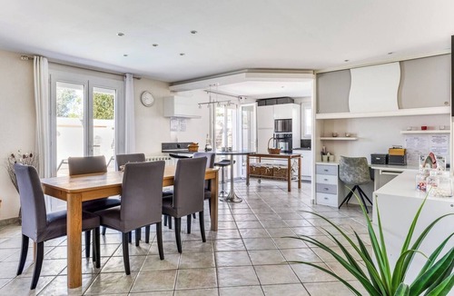 Villemolaque House | UNE PAUSE DANS LE SUD, air-conditioned family home, 98m², private pool, sleeps 5.