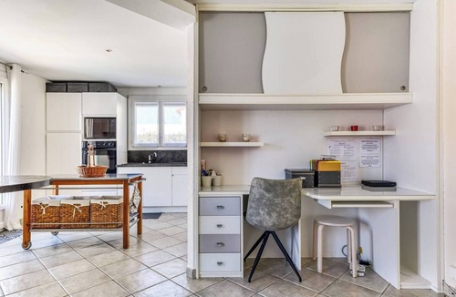 Villemolaque House | UNE PAUSE DANS LE SUD, air-conditioned family home, 98m², private pool, sleeps 5.