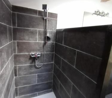 Montreal Apartment | Une perle dans la malepère.