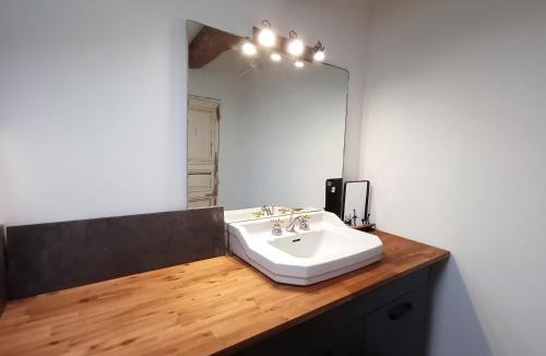 Montreal Apartment | Une perle dans la malepère.