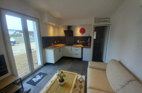 Villefargeau Apartment | Une petite maison et sa prairie