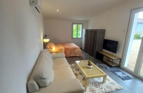 Villefargeau Apartment | Une petite maison et sa prairie