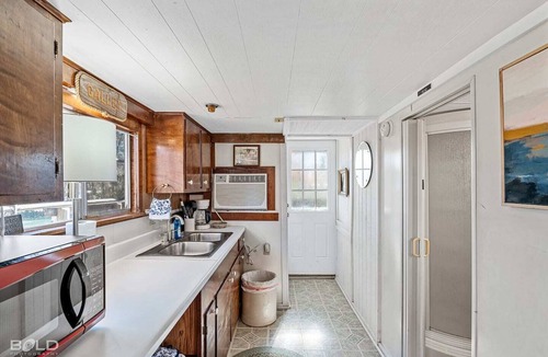 Uncertain House | Unforgettable Experience: Enjoy a maritime adventure unlike any other. Unwind in a cozy little ship with upper and lower decks with private dock access