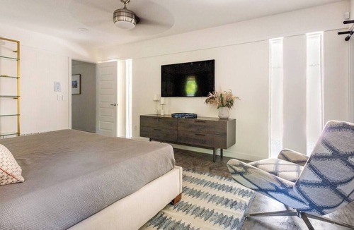 Pecan Springs Springdale House | Unforgettable Getaway in ATX: Private pool, Pickleball/basketball court & more!