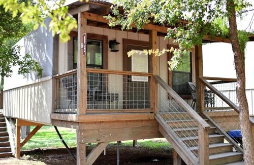 Seguin House | Unforgettable Glamping Vacation - Tranquil Tented Cabin by the Geronimo Creek near Seguin, Texas