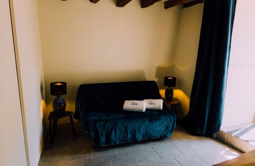 Doue-la-Fontaine House | Unforgettable Night in a Troglodyte Cave Room