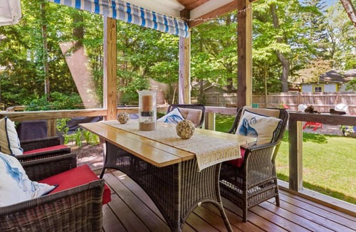 Union Pier Cottage | Union Pier Hidden Gem | 3 Blocks to Beach | Screened Porch & Fire Pit