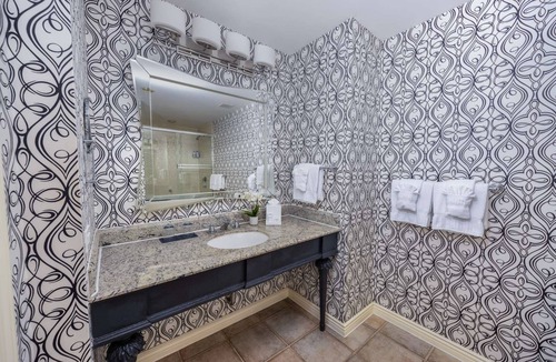 Theater District Hotel | Union Square Base | Bar + Gym + Pet Friendly