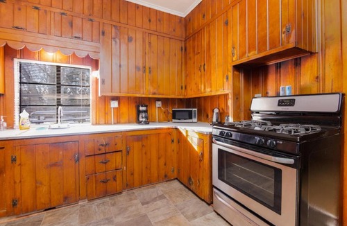 Des Moines House | Unique 1 Bedroom Home With Large Backyard