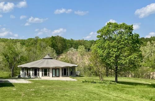 Hardin County House | Unique 1970s Round House w Hot Tub