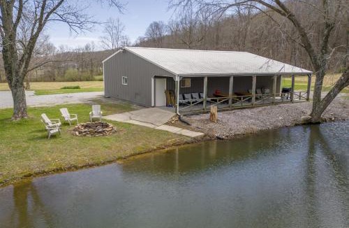 Hardin County House | Unique 1970s Round House w Hot Tub
