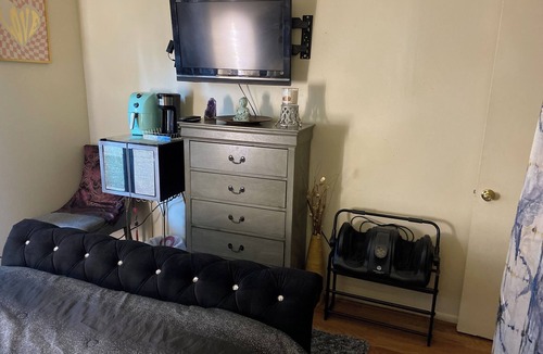 South Main Condo | Unique 2 bdrm condo w/cold AC, WiFi, sauna, foot massager, patio by NRG Stadium