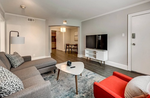 Oak Lawn Apartment | Unique 2Bd/2Bt Flat - Oaklawn!