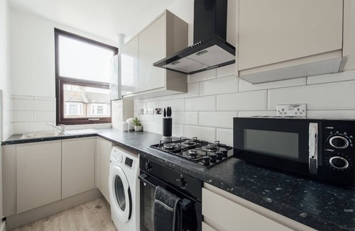 Waltham Forest Apartment | Unique 2Bed Flat-Ilford, London