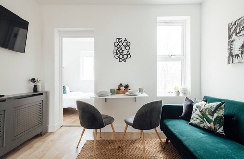 Waltham Forest Apartment | Unique 2Bed Flat-Ilford, London