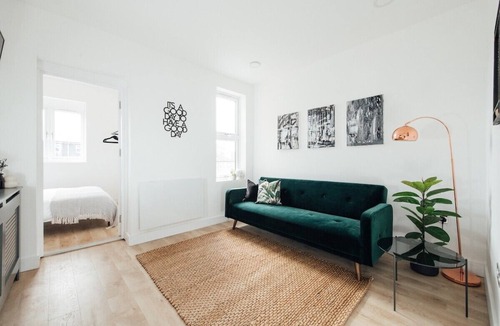 Waltham Forest Apartment | Unique 2Bed Flat-Ilford, London