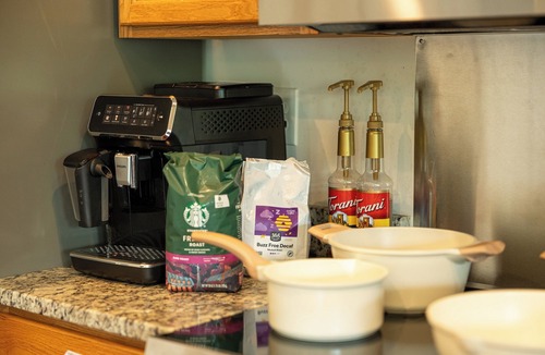 Palm House | Unique 2D-Style Family Retreat