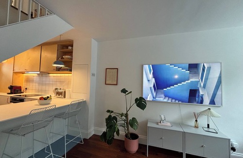 Hoxton Apartment | Unique 3BD Flat in Hoxton with Private Garden