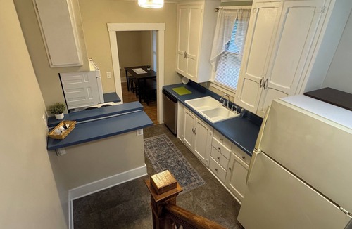 Topeka House | Unique Airplane Bungalow 2BR/2BA One-of-a-Kind Stay