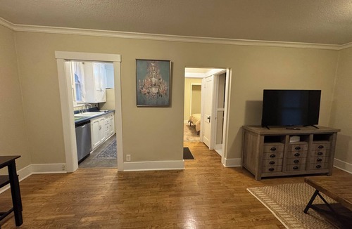 Topeka House | Unique Airplane Bungalow 2BR/2BA One-of-a-Kind Stay