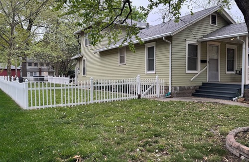 Topeka House | Unique Airplane Bungalow 2BR/2BA One-of-a-Kind Stay
