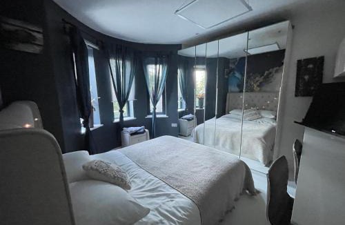 Caterham House | Unique and Artsy Holiday Shared Home