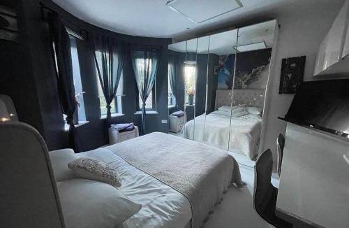 Caterham House | Unique and Artsy Holiday Shared Home