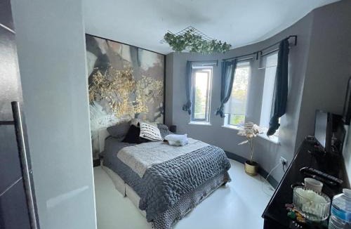 Caterham House | Unique and Artsy Holiday Shared Home