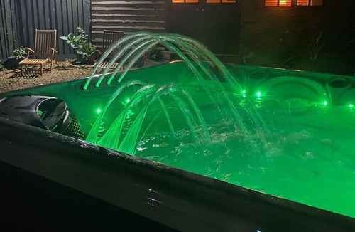 Holworth Cabin | Unique and Bespoke Stunning Thatched Dorset Shepherds Huts with Private Hot Tub