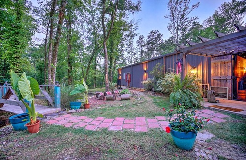 Broken Bow Apartment | Unique and Bright Apt on Creek with Deck Access!