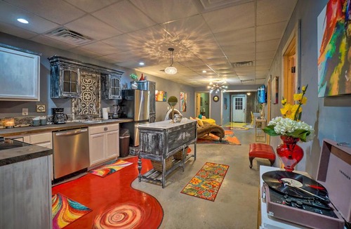 Broken Bow Apartment | Unique and Bright Apt on Creek with Deck Access!