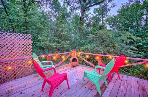 Broken Bow Apartment | Unique and Bright Apt on Creek with Deck Access!