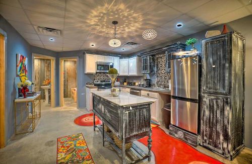 Broken Bow Apartment | Unique and Bright Apt on Creek with Deck Access!