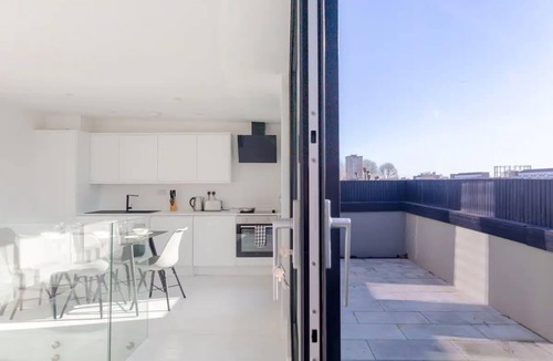 Haggerston Apartment | Unique and Sun Filled 2 Bedroom Flat with Balcony -Hackney