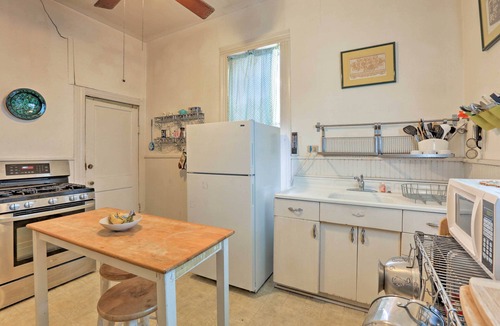 Northwest Los Angeles Heights House | Unique Art Home < 5 Miles to San Antonio Riverwalk