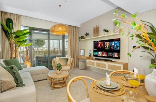 Dubai Marina Apartment | Unique Beach Villa in Dubai Harbour steps to Beach Marina Skyline Views