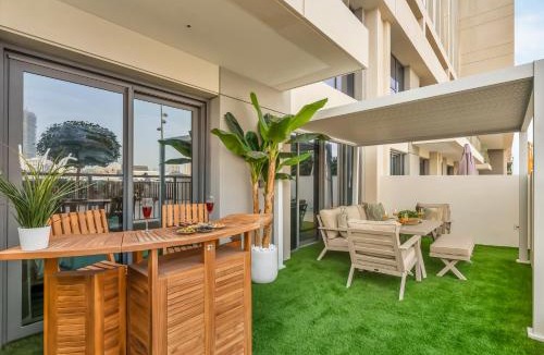 Dubai Marina Apartment | Unique Beach Villa in Dubai Harbour steps to Beach Marina Skyline Views