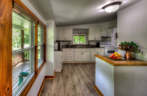 Collingwood Cottage | Unique Blue Mountain Getaway, Private Beach Access, BBQ, Hot Tub, 10 acre lot
