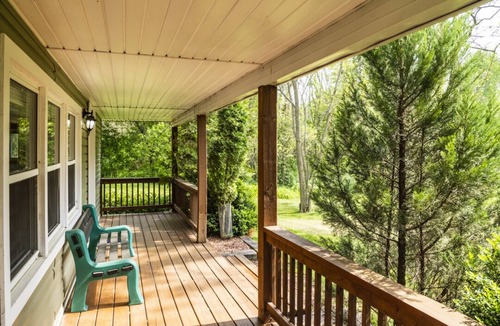 Collingwood Cottage | Unique Blue Mountain Getaway, Private Beach Access, BBQ, Hot Tub, 10 acre lot