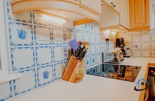 Hampton Wick House | Unique Boathouse 2 bed 2 bath detached free parking x4