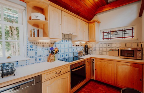 Hampton Wick House | Unique Boathouse 2 bed 2 bath detached free parking x4